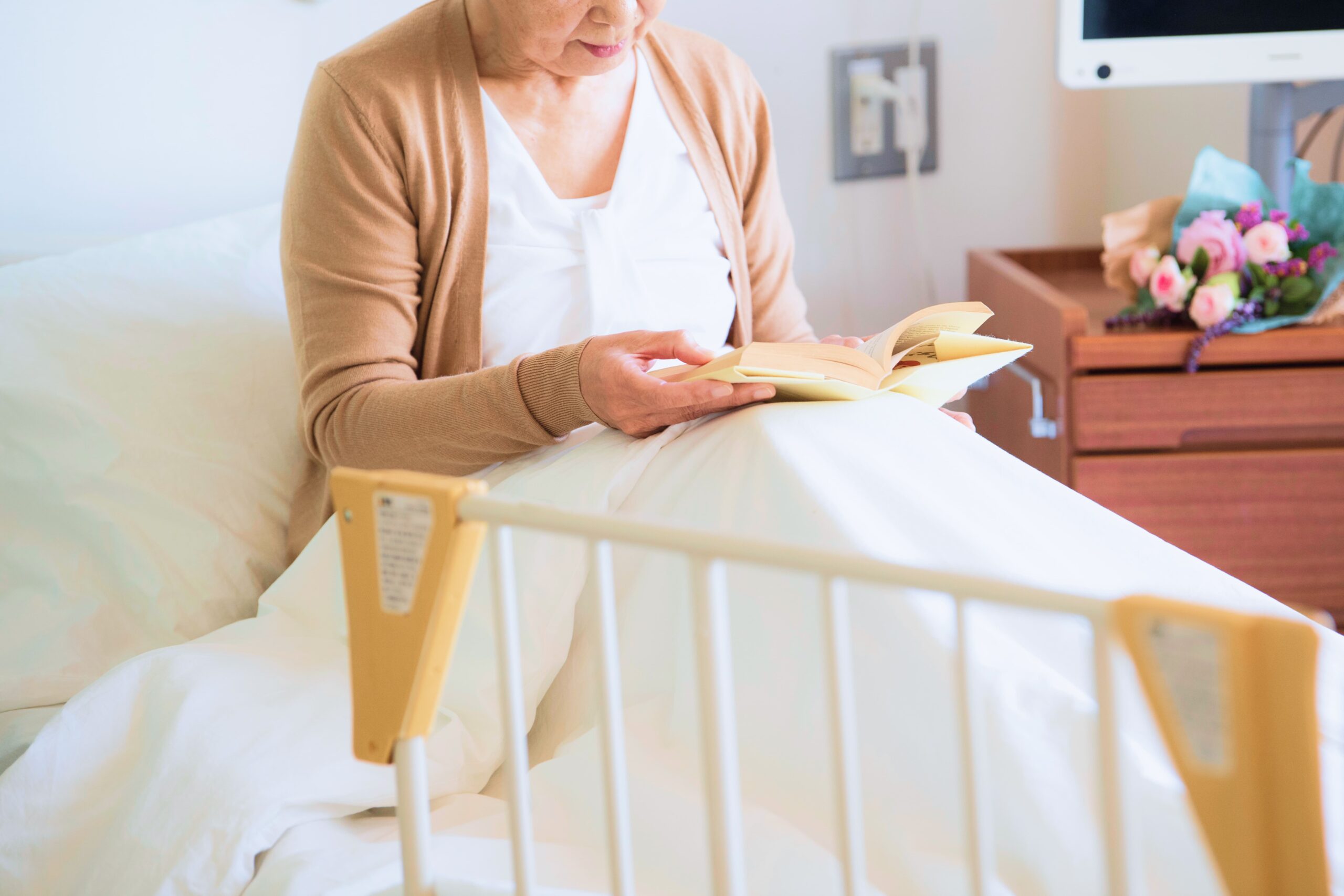 本を読む高齢女性