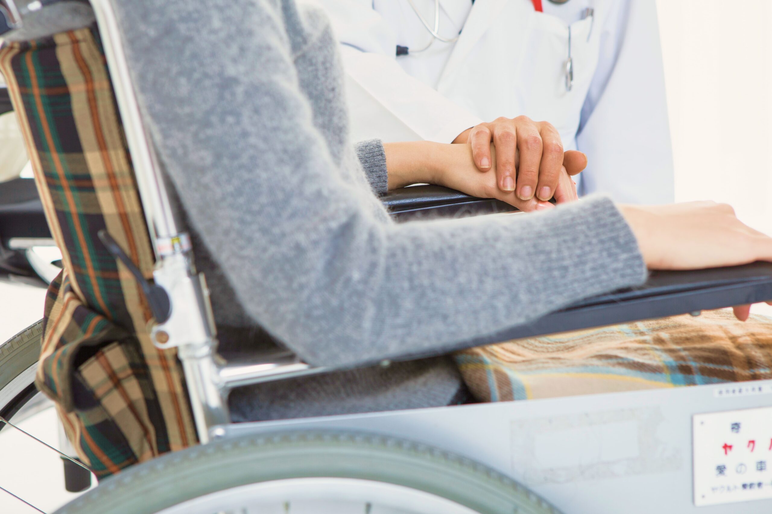 車椅子に乗った女性