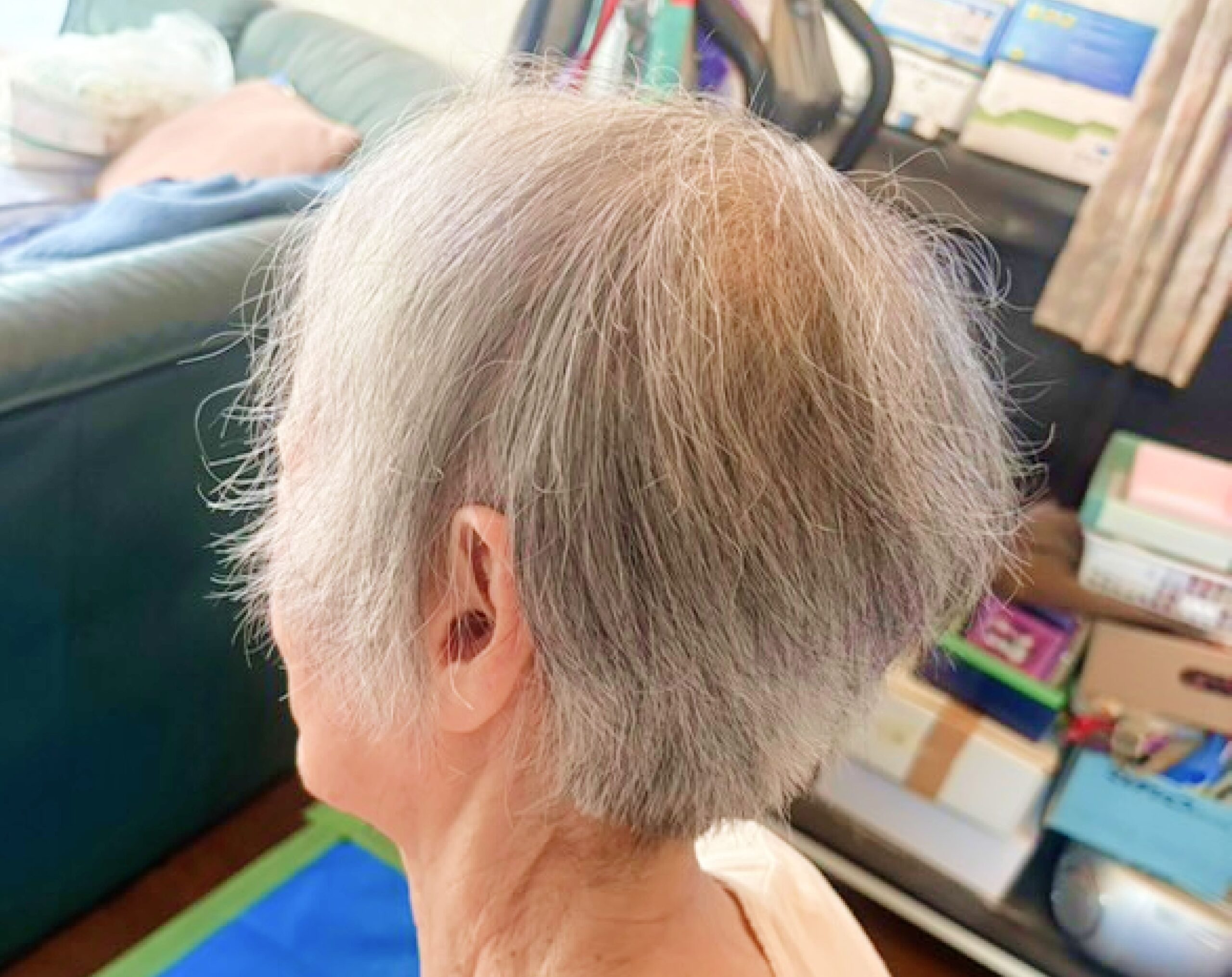 年配者のカット後の横向きの姿