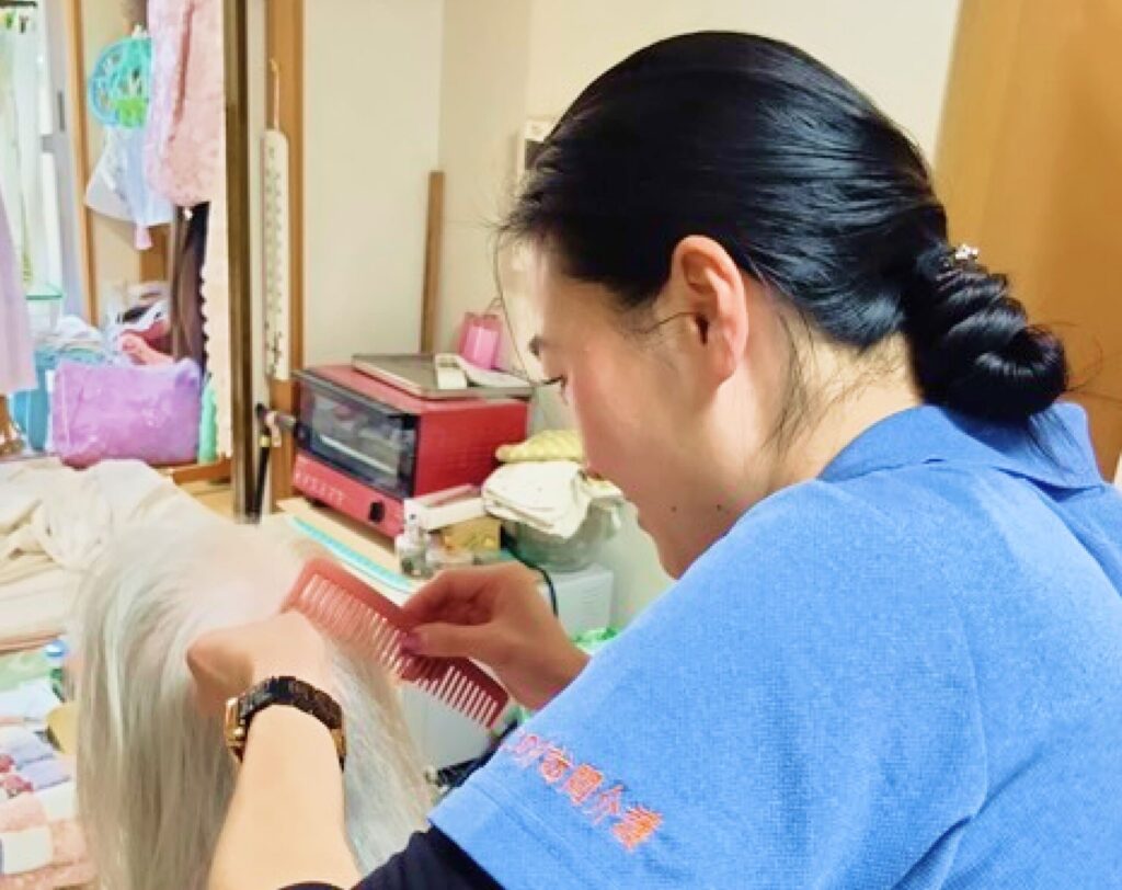 カット中の美容師