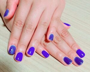ネイル施術 パープルの爪