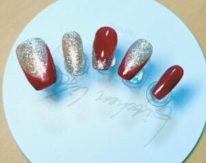 赤とシルバーのネイルチップ